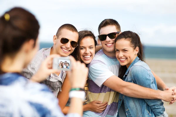 Les adolescents prennent des photos à l'extérieur — Photo