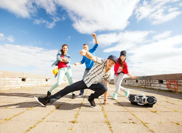 Grupa nastolatków, taniec — Zdjęcie stockowe