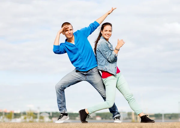 Couple d'adolescents dansant dehors — Photo