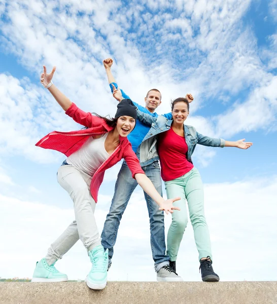 Grupo de adolescentes bailando — Foto de Stock