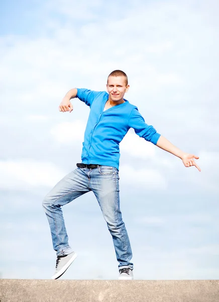 Bonito menino fazendo movimento de dança — Fotografia de Stock