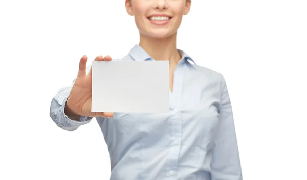 Sonriente mujer de negocios mostrando blanco en blanco tarjeta — Foto de Stock