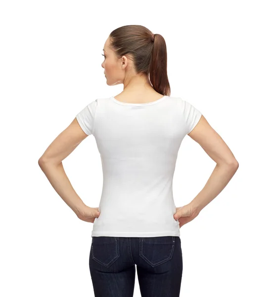 Kvinna i blank vit t-shirt — Stockfoto