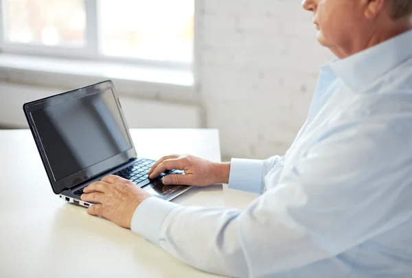 Närbild på äldre man med laptop att skriva — Stockfoto