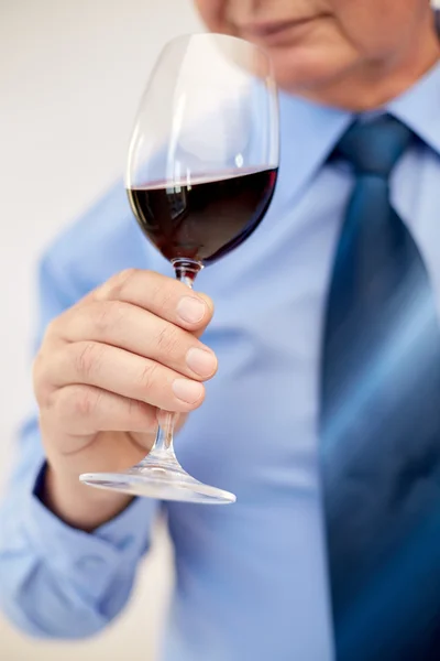 Nahaufnahme eines Seniors, der Wein aus Glas trinkt — Stockfoto