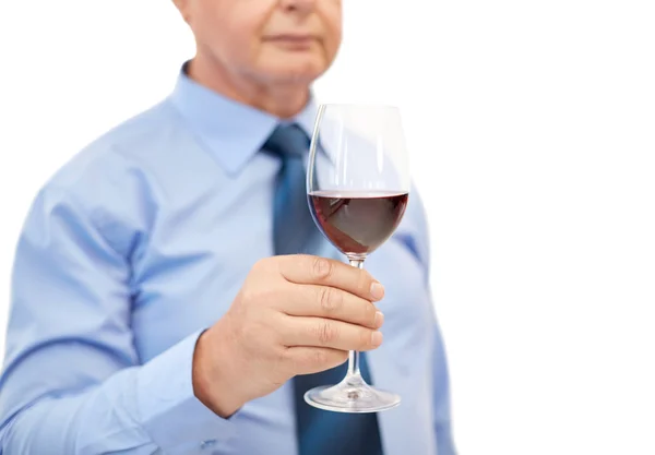 Närbild på senior mannen hålla glas med rött vin — Stockfoto