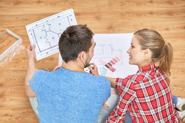 Lyckliga par med blueprint och färg prover — Stockfoto