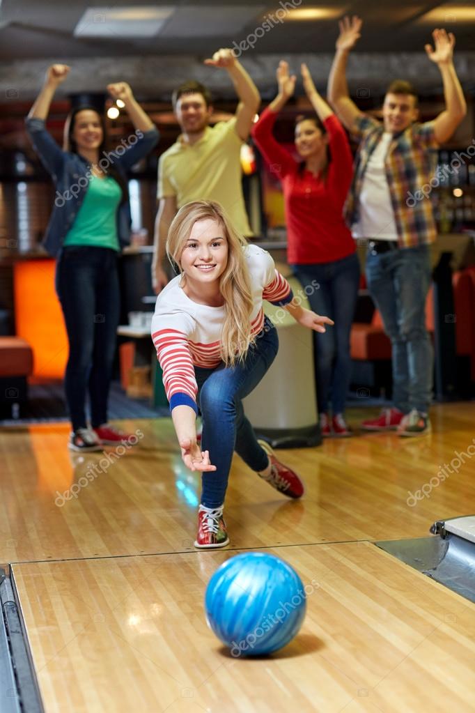 Conceito de boliche feminino da página de destino com jovem segura bola  para jogo de boliche feliz jogo feminino