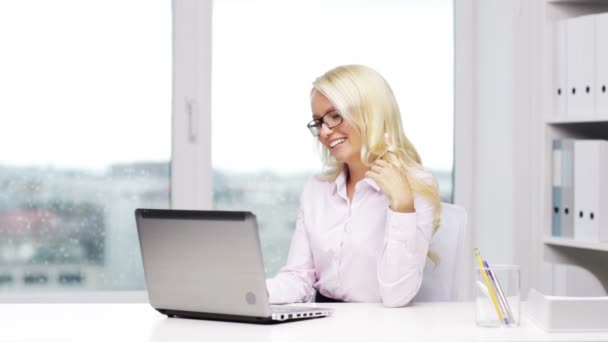 Smiling woman secretary or student with laptop — Stock Video