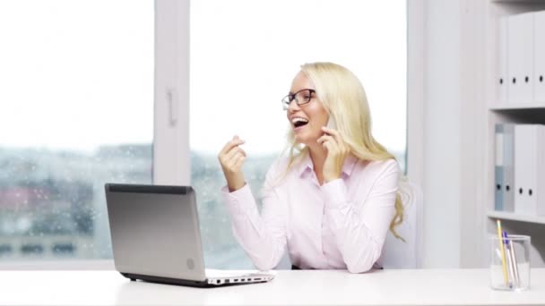 Mulher de negócios sorridente com laptop e smartphone — Vídeo de Stock