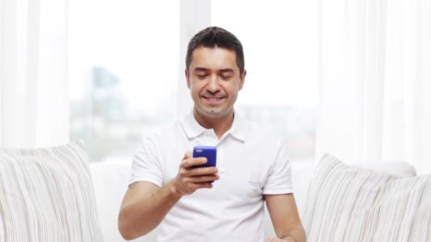 Hombre feliz llamando en el teléfono inteligente en casa — Vídeos de Stock