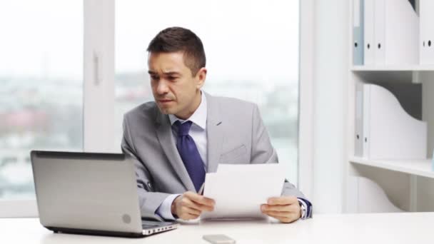 Businessman with laptop and papers — Stock Video