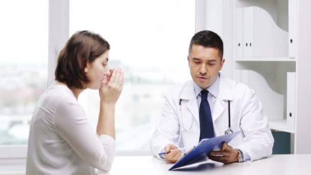 Doktor ve genç kadın hastanede Toplantı — Stok video