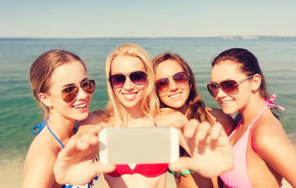 Grupo de mujeres sonrientes haciendo selfie en la playa — Foto de Stock