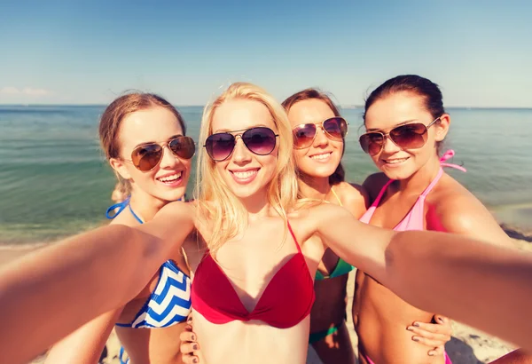 Grupa młodych uśmiechający się kobiety, co selfie — Zdjęcie stockowe