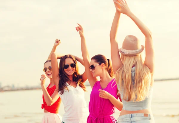 Gruppe lächelnder Frauen tanzt am Strand — Stockfoto