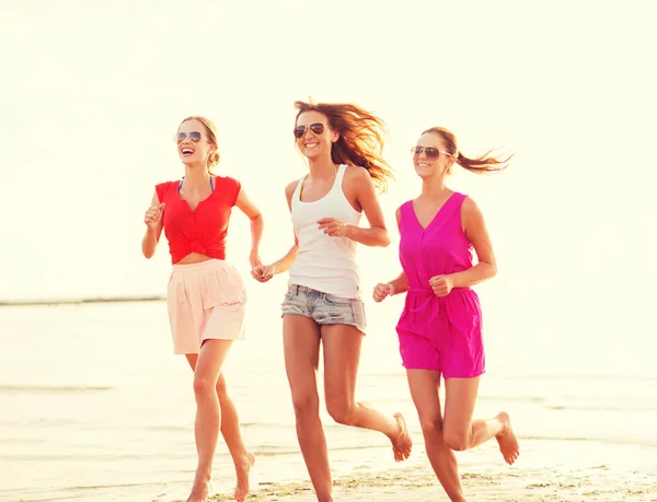 해변에서 실행 웃는 여자의 그룹 — Stockfoto