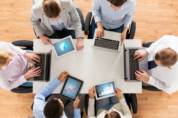 Equipe de negócios com laptop e tablet pc — Fotografia de Stock