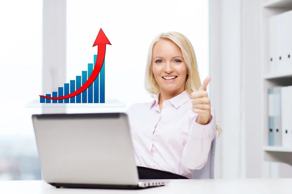 Feliz mujer de negocios con el ordenador portátil mostrando pulgares hacia arriba —  Fotos de Stock