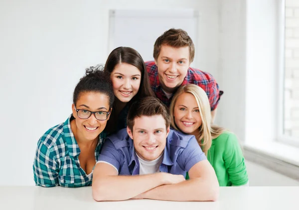 Grupp elever i skolan — Stockfoto