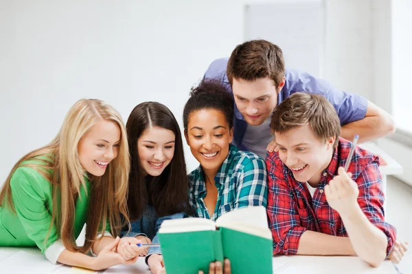 Estudantes lendo livro na escola — Fotografia de Stock