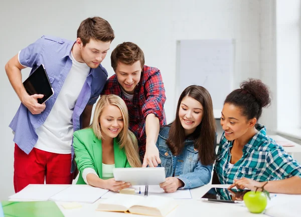 Studenti che guardano tablet pc a scuola — Foto Stock