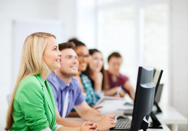 Estudiantes con computadoras estudiando en la escuela — Foto de Stock