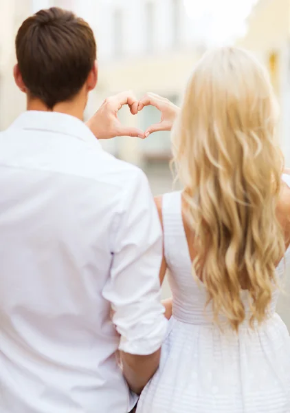 Romantic couple in the city making heart shape — Stock Photo, Image