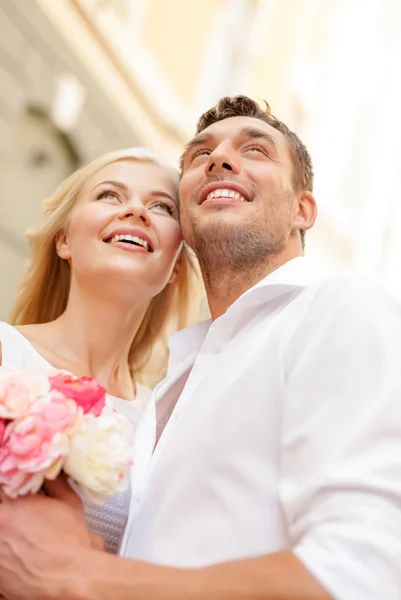 Couple avec des fleurs dans la ville — Photo