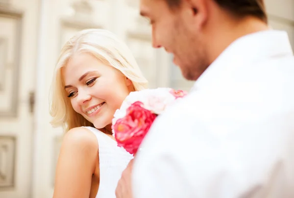 Casal com flores na cidade — Fotografia de Stock