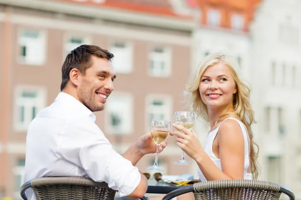 Smiling couple drinking wine in cafe — Stock Photo, Image