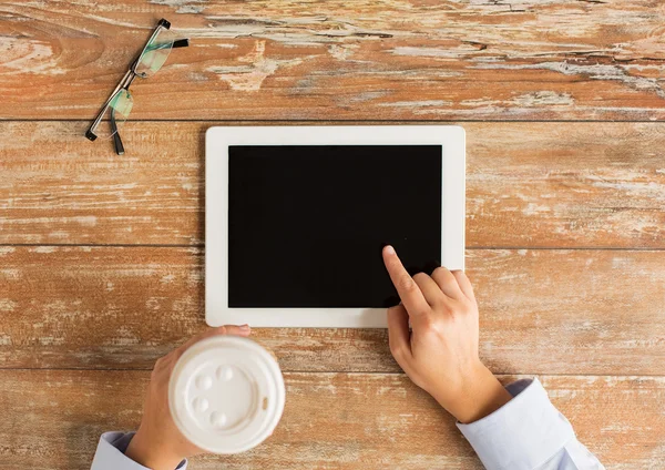 Nahaufnahme weiblicher Hände mit Tablet-PC und Kaffee — Stockfoto