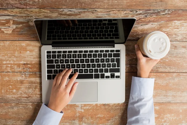 Primo piano di mani femminili con computer portatile e caffè — Foto Stock