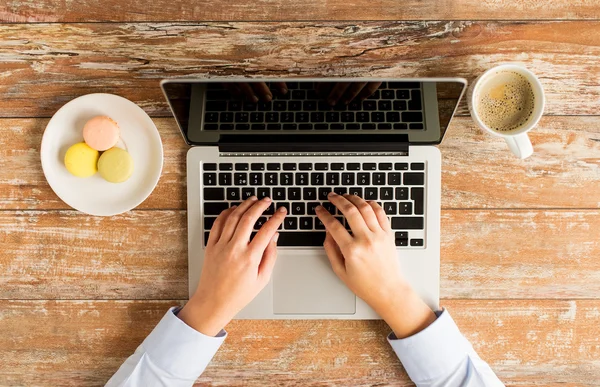 Nahaufnahme weiblicher Hände mit Laptop und Kaffee — Stockfoto