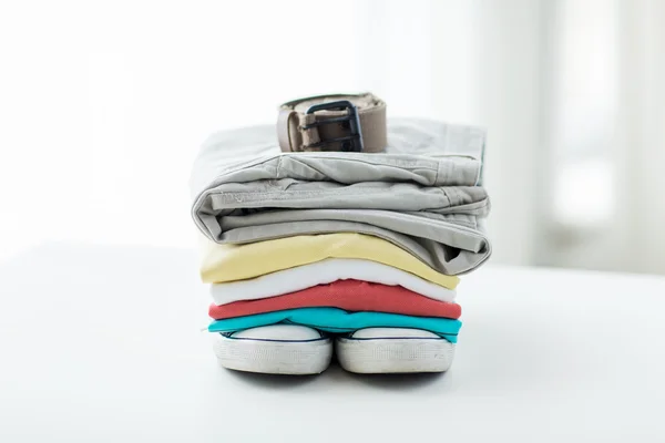 Primer plano de la ropa y accesorios en la mesa — Foto de Stock