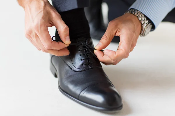 Close up of man leg and hands tying shoe laces — Stock Photo, Image