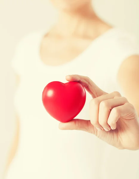 Vrouw handen met hart — Stockfoto