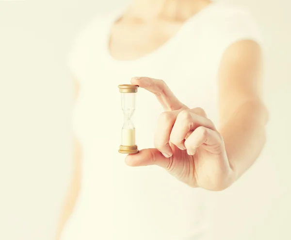 Woman with hourglass — Stock Photo, Image