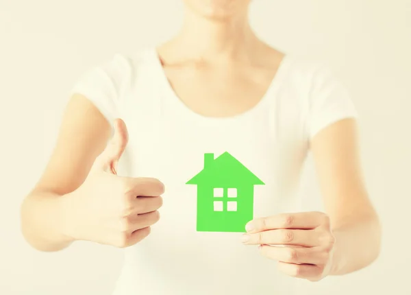 Vrouw handen met groen huis — Stockfoto