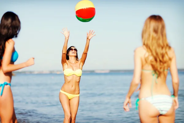 Девушки с мячом на пляже — стоковое фото