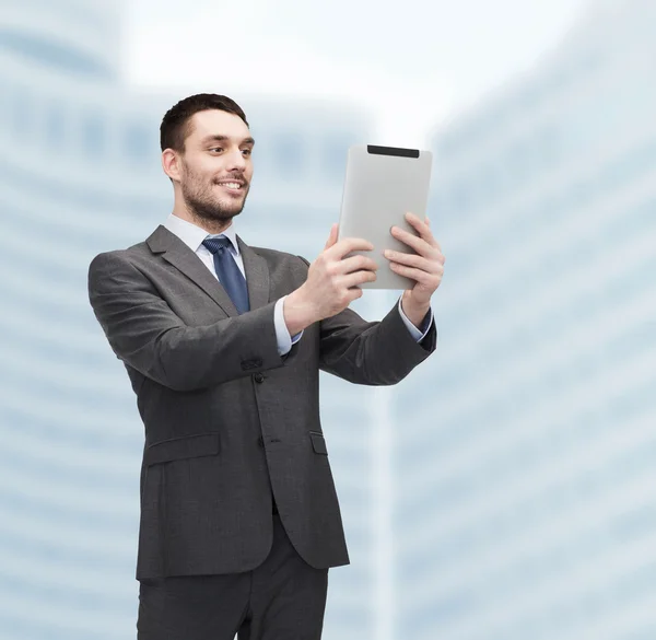 Buisnessman sonriente con la computadora de la tableta PC —  Fotos de Stock