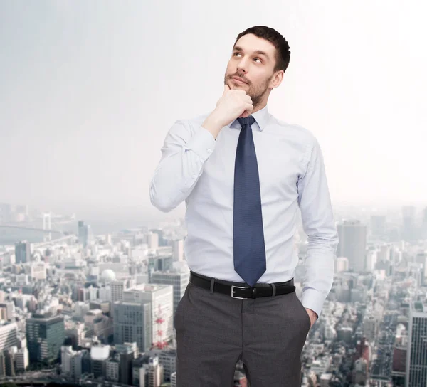 Hombre de negocios guapo mirando hacia arriba — Foto de Stock