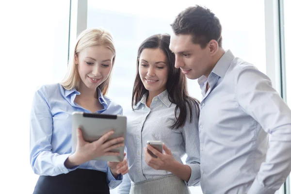 Équipe d'affaires travaillant avec des tablettes dans le bureau — Photo