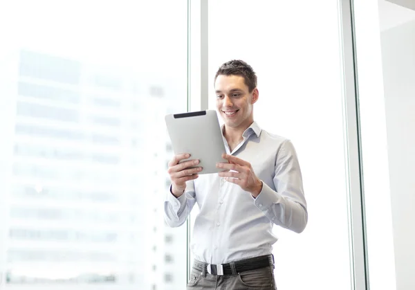 Homme d'affaires souriant avec tablette PC au bureau — Photo