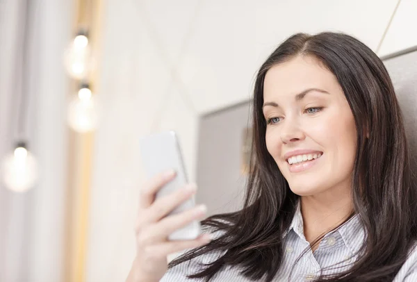 Empresária feliz com smartphone no quarto de hotel — Fotografia de Stock