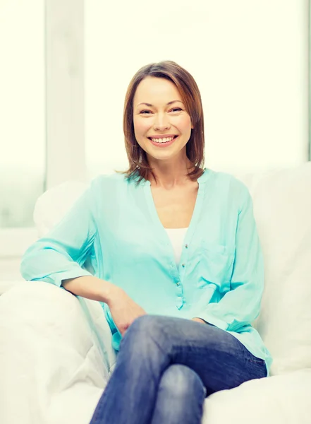 Mulher sorridente em casa — Fotografia de Stock