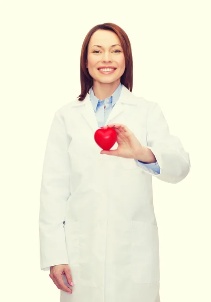 Glimlachende vrouwelijke arts met hart — Stockfoto