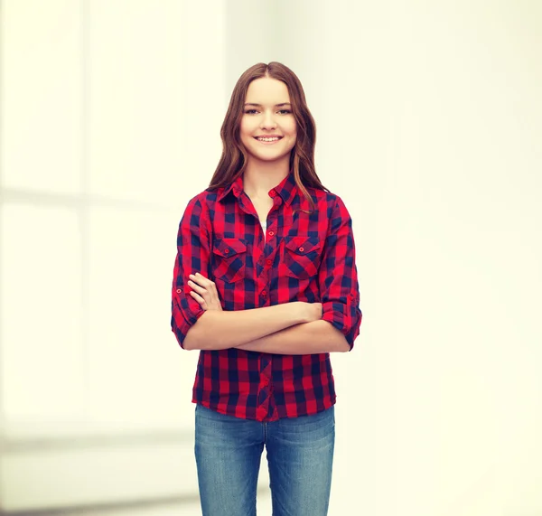 Lächelnde junge Frau in lässiger Kleidung — Stockfoto