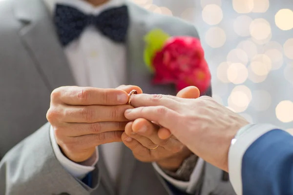 Cerca de macho gay pareja manos y anillo de boda —  Fotos de Stock