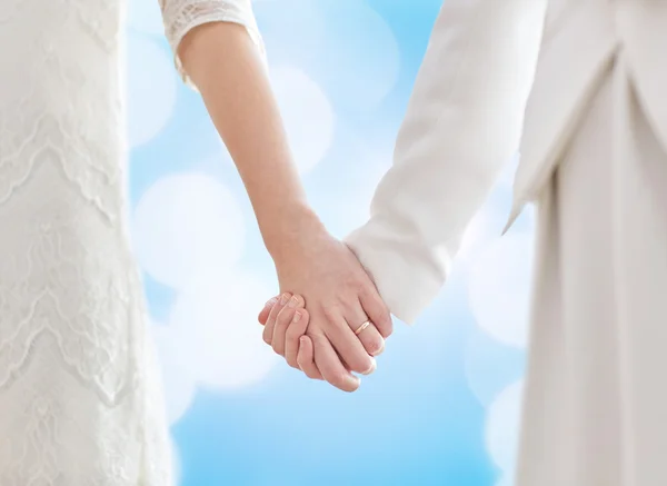 Nahaufnahme von glücklichen verheirateten lesbischen Paaren, die sich umarmen — Stockfoto